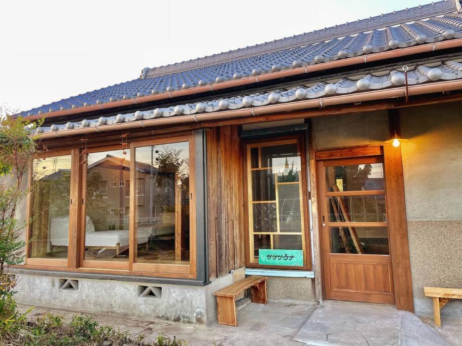 淡路島の古民家1棟貸切宿 サササウナ 薪ストーブサウナとタイハーブ蒸気浴 ภายนอก รูปภาพ